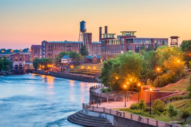 Columbus, Georgia, Usa şehir merkezi alacakaranlıkta Chattahoochee nehrinde ufuk çizgisi.