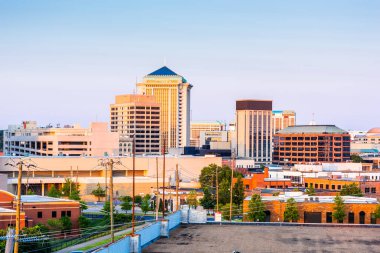 Montgomery, Alabama, ABD şehir merkezi alacakaranlıkta gökyüzü.