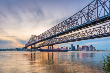 New Orleans, Louisiana, ABD Crescent City Connection Köprüsü 'nde Mississippi Nehri üzerinde alacakaranlıkta.