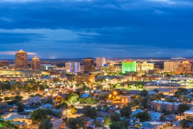 Albuquerque, New Mexico, Alacakaranlık'ta Abd şehir manzarası.