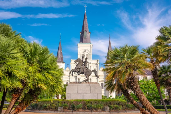 美国路易斯安那州新奥尔良杰克逊广场和圣路易斯大教堂 — 图库照片