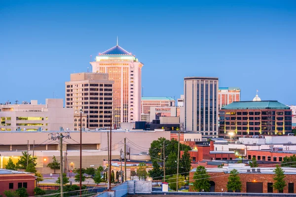 Montgomery, Alabama, ABD şehir merkezi alacakaranlıkta gökyüzü.