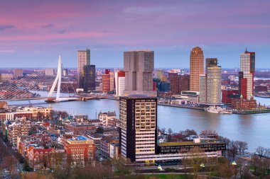 Rotterdam, Hollanda, Nieuwe Maas Nehri üzerinde alacakaranlıkta gökyüzü..