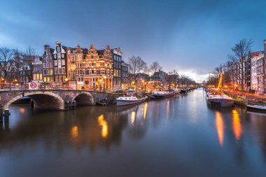 Alacakaranlıkta Amsterdam, Hollanda köprüleri ve kanalları. 