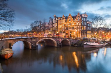 Alacakaranlıkta Amsterdam, Hollanda köprüleri ve kanalları. 
