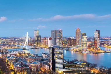 Rotterdam, Hollanda, alacakaranlıkta şehir silueti.