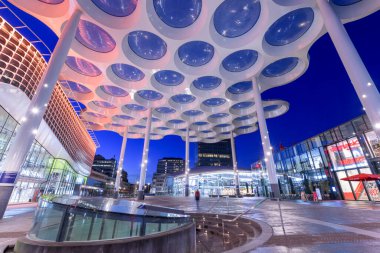 UTRECHT, NETHERLANDS - 28 Şubat 2020: Hoog Catharijne alışveriş merkeziyle İstasyon Meydanı 'ndan Utrecht Centraal Tren İstasyonu.