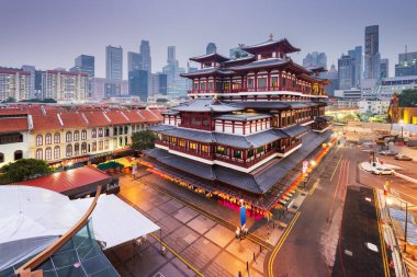 Singapur alacakaranlıkta Buda Dişi Kalıntısı Tapınağı ile gökyüzünde.