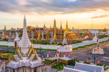 Bangkok, Tayland Zümrüt Buddha Tapınağı ve alacakaranlıkta Büyük Saray 'da..