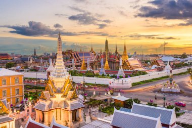 Bangkok, Tayland Zümrüt Buddha Tapınağı ve alacakaranlıkta Büyük Saray 'da..