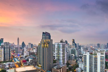Bangkok, Tayland şehir merkezi Alacakaranlıkta Sukhumvit Bölgesi 'nden.