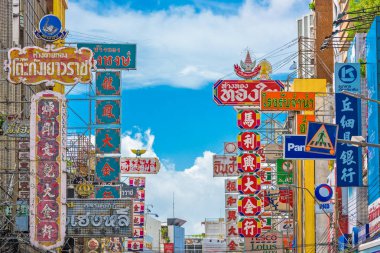 BANGKOK, THAILAND - 27 Eylül 2015: Bangkok 'un Çin Mahallesi' nde Yaowarat Yolu 'ndaki renkli tabelalar.
