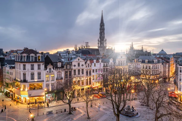 Bruksela Belgia Plac Panorama Wieżą Ratusza Zmierzchu — Zdjęcie stockowe