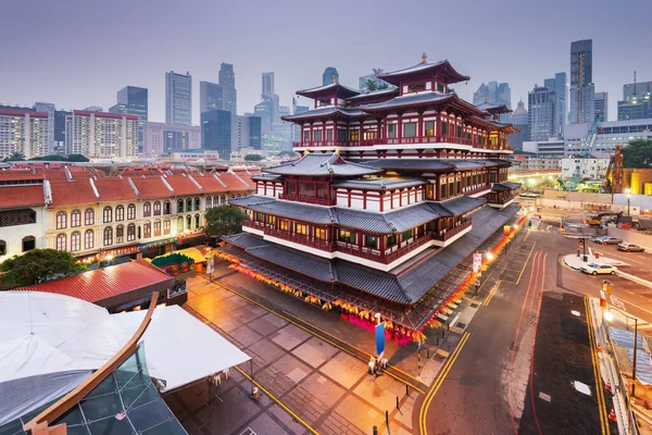 Singapore Skyline Met Boeddha Tooth Relic Tempel Bij Schemering — Stockfoto