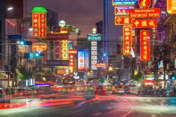 Bangkok Thailand September 2015 Traffic Yaowarat Road Passes Lit Signs — Stock Photo, Image