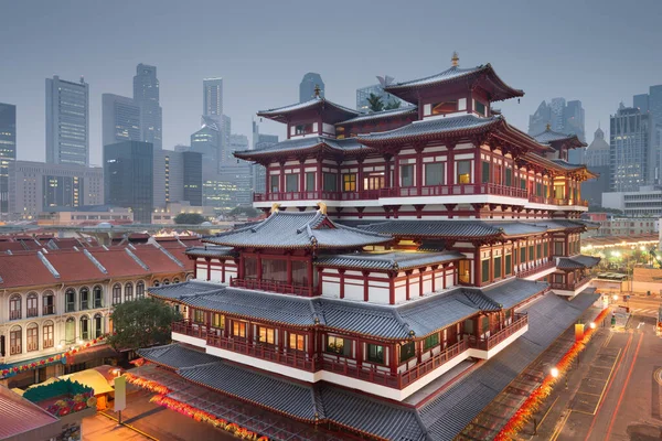 Horizonte Singapur Con Templo Reliquia Buda Crepúsculo —  Fotos de Stock