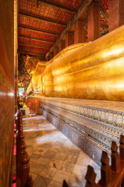 BANGKOK, THAILAND - 23 Eylül 2015: Bangkok 'taki Wat Pho Tapınağı' nın yaslanan Buda 'sı. Tapınak 16. yüzyılda kuruldu ve Bangkok 'un en eski tapınaklarından biri olarak kabul edilir..