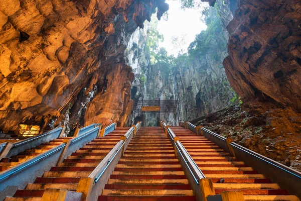 Kuala Lumpur Malaysia Eylül 2015 Batu Mağaralarının Içinde Ibadet Edenler — Stok fotoğraf
