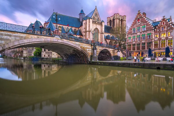 Ghent Bélgica Cidade Velha Paisagem Urbana Barcos Rio Graslei Crepúsculo — Fotografia de Stock