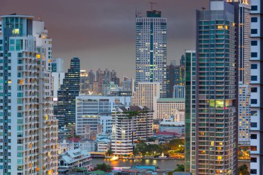 Bangkok, Tayland Alacakaranlıkta şehir merkezi