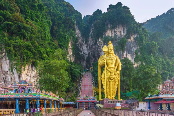 Estatua y entrada de las Cuevas de Batu cerca de Kuala Lumpur, Malasia. — Foto de Stock