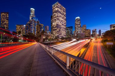 Los Angeles, Kaliforniya, ABD Şehir Merkezi Skyline ve Otoyollar