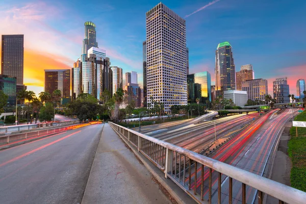 Лос-Анджелес, Калифорния, США Скайлайн и шоссе — стоковое фото