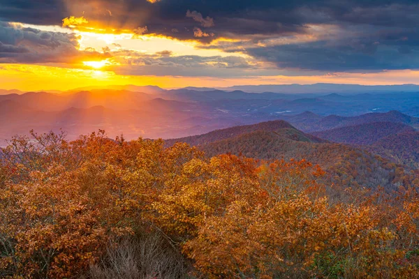 Blue Ridge Mountains ao pôr do sol na Geórgia do Norte — Fotografia de Stock