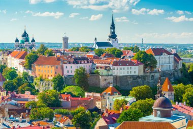 Tallinn, Estonya Toompea Tepesi 'ne doğru tarihi ufuk çizgisi.