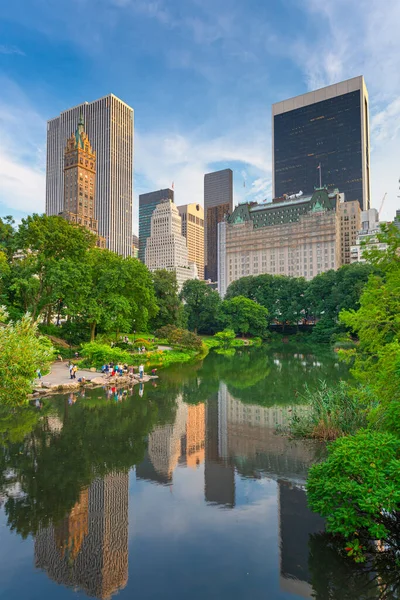 ニューヨーク ニューヨーク アメリカ中央公園夏のセントラルパークから南のスカイライン — ストック写真