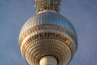 BERLİN, Almanya - 17 Eylül 2013: Berlin 'deki Fernsehturm' u kapatın. Televizyon kulesi 1969 'da tamamlandı..