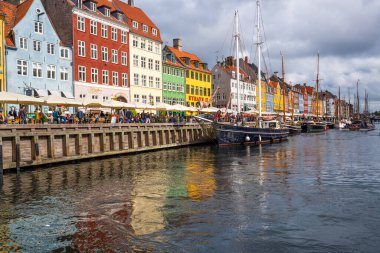 COPENHAGEN, DENMARK - 15 Eylül 2013: Kopenhag 'daki tarihi Nyhavn Kanalı' nın keyfini çıkarın.