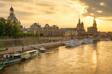 Dresden, Almanya Elbe Nehri üzerinde gün batımında şehir manzarası.