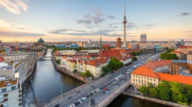 Berlin, Almanya alacakaranlıkta Spree Nehri 'nin yukarısından izlendi.