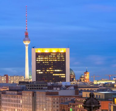 Berlin, Almanya alacakaranlıkta Spree Nehri 'nin yukarısından izlendi.