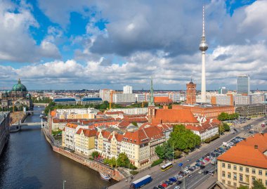 Berlin, Almanya gündüz vakti Spree Nehri 'nin yukarısından izlendi.