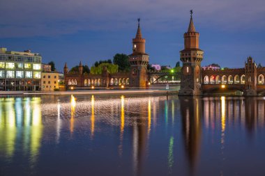 Berlin, Almanya 'daki Spree Nehri üzerindeki Oberbaum Köprüsü..