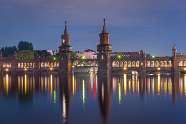 Berlin, Almanya 'daki Spree Nehri üzerindeki Oberbaum Köprüsü..