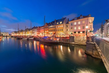 Kopenhag, Danimarka Nyhavn Kanalı 'nda geceleyin.