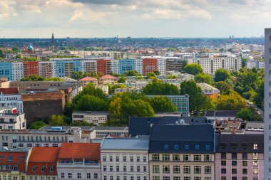 Doğu Berlin, Almanya apartman blokları öğleden sonra ufuk çizgisini kapatıyor.