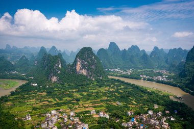 Guangxi Eyaleti Xingping 'deki Karst dağ manzarası, Çin.