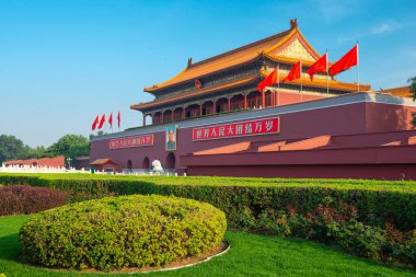 BEIJING, ÇİN - 27 Haziran 2014: Tiananmen Meydanı 'ndaki Tiananmen Kapısı. 