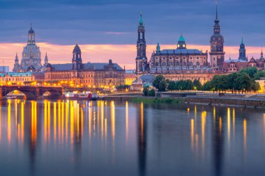 Dresden, Almanya şafakta Elbe Nehri üzerinde.
