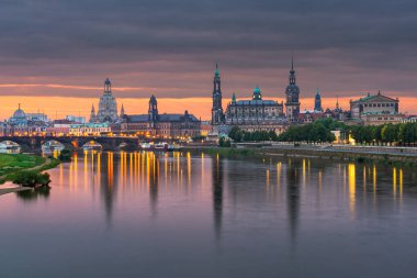 Dresden, Almanya şafakta Elbe Nehri üzerinde.