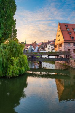 Henkersteg, Nuremberg, Almanya 'da Pegnitz Nehri üzerinde şafakta.