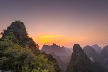 Çin 'in Guangxi Eyaleti, Xingping' deki Li Nehri üzerindeki Karst dağı manzarası..