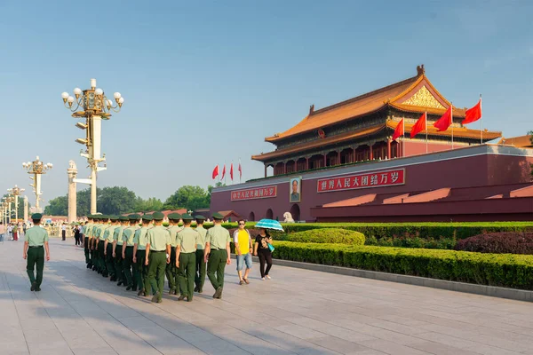 Beijing China Junio 2014 Soldados Marchan Ante Turistas Frente Puerta —  Fotos de Stock