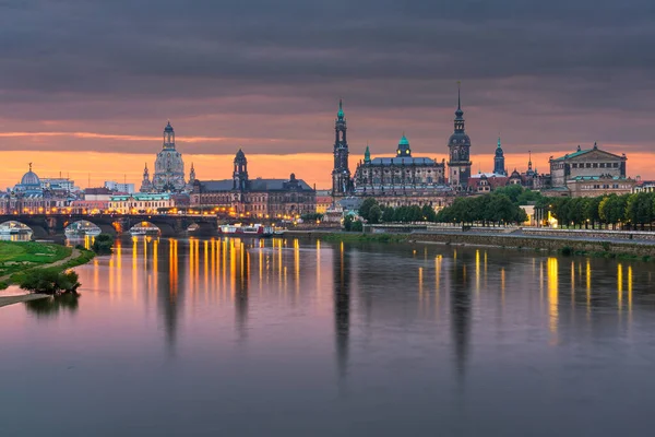 Dresden Almanya Şafakta Elbe Nehri Üzerinde — Stok fotoğraf