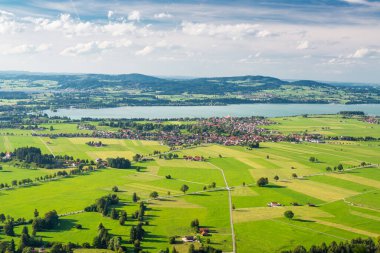 Forggensee Gölü ve Almanya 'nın Bavyera eyaletinde yer alan Schwangau, Ostallgau eyaletinde yer alan tarım arazileri.. 