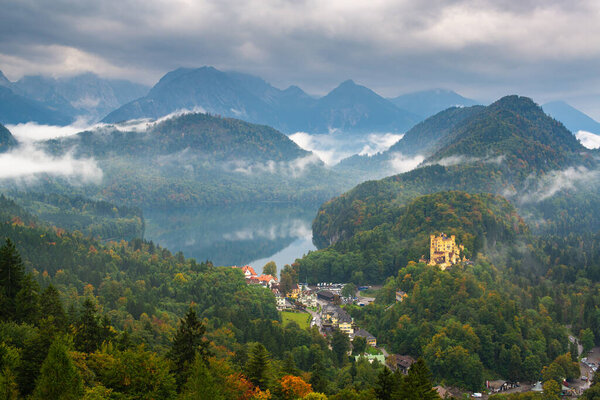 Туман накрыл Баварские Альпы недалеко от Мбаппе, Германия.